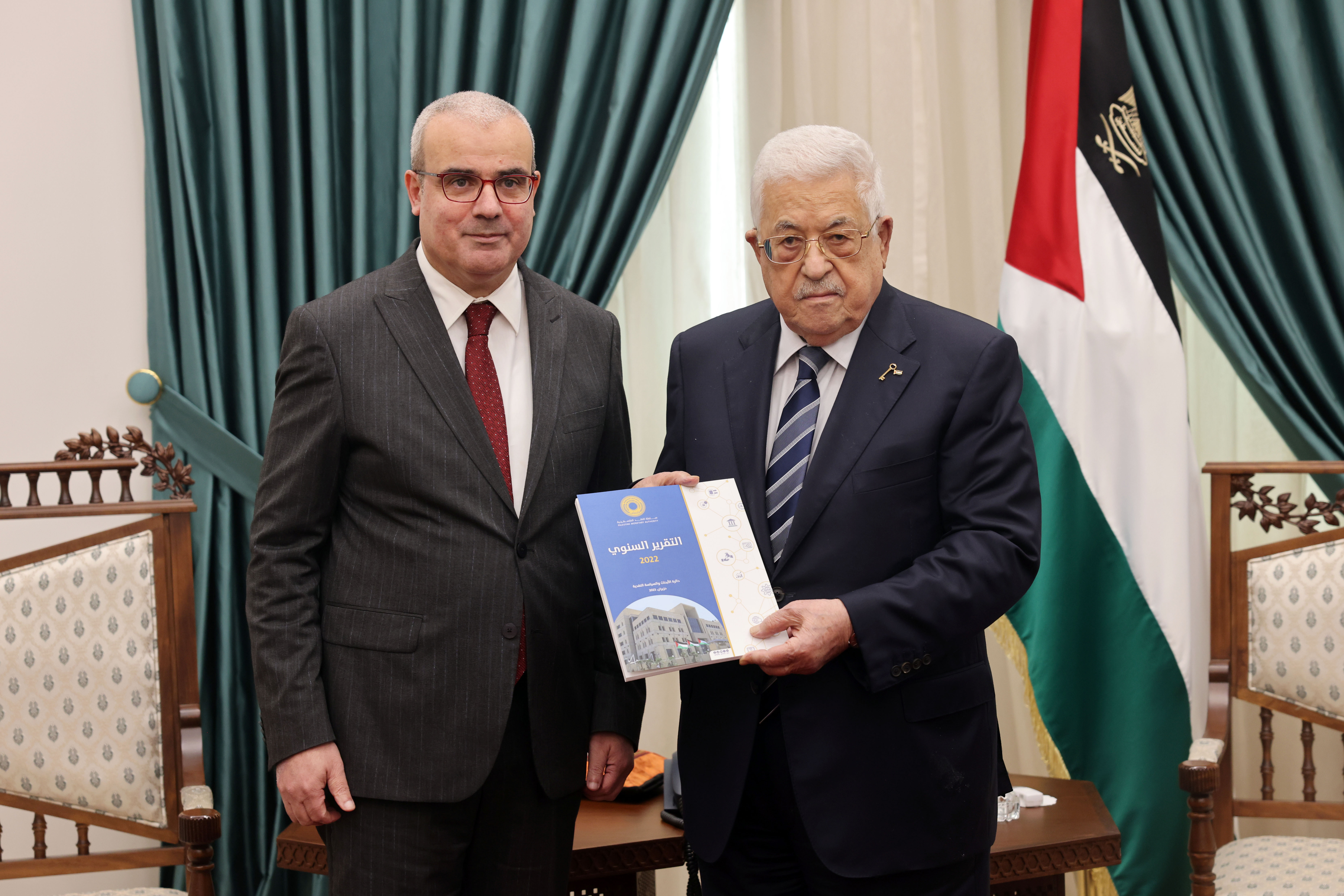 الرئيس خلال تسلمه التقرير السنوي لسلطة النقد (تصوير: ثائر غنايم)